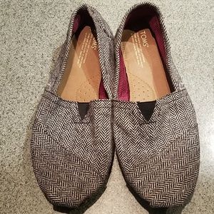 Black and white Toms